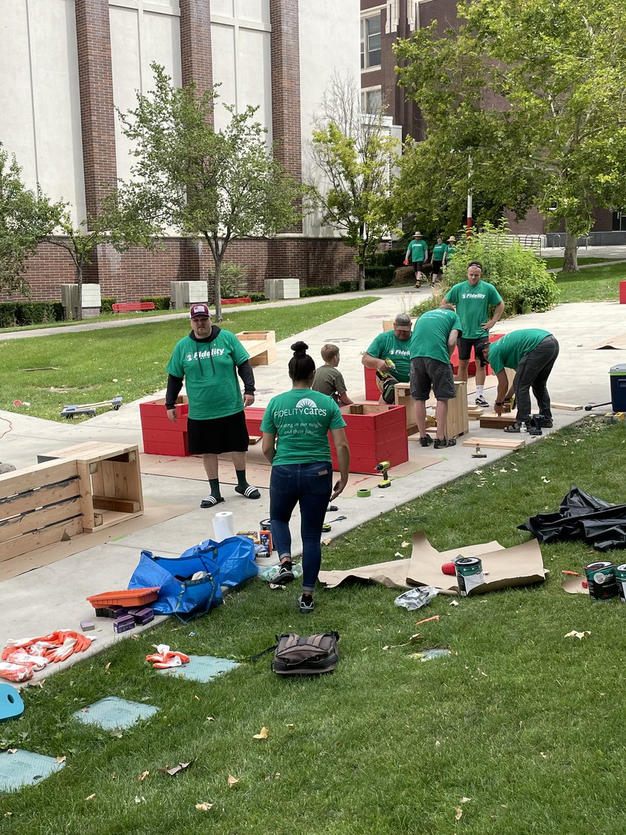 BenBrownSLC's tweet photo. It amazing to me what 100+ #FidelityAssociate volunteers can accomplish on a Saturday 🙏❤️
THANK YOU to our amazing volunteers and partners @HandsOnPHX for helping us give back to the @WestHighSLC community! #FidelityCares #FidelityUT https://t.co/b9Rifypzum