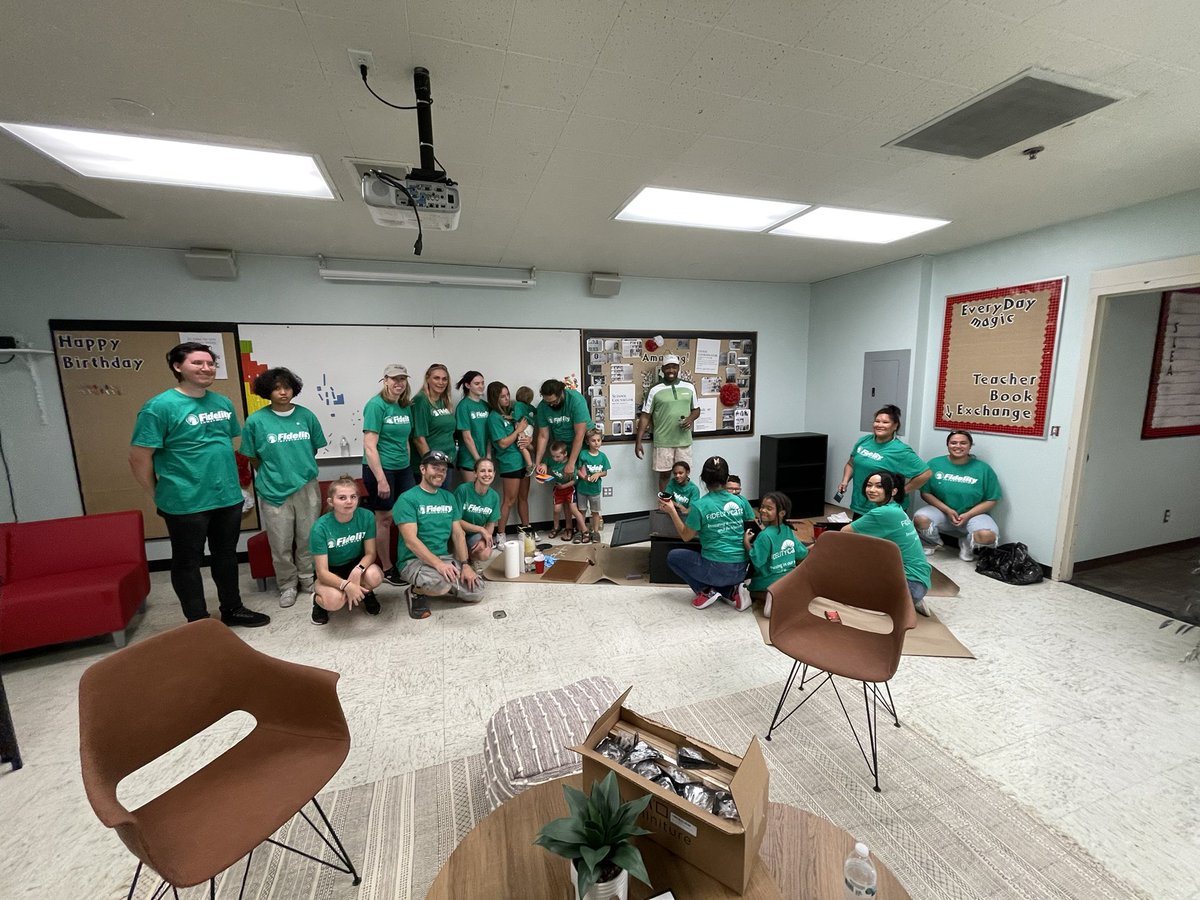 BenBrownSLC's tweet photo. It amazing to me what 100+ #FidelityAssociate volunteers can accomplish on a Saturday 🙏❤️
THANK YOU to our amazing volunteers and partners @HandsOnPHX for helping us give back to the @WestHighSLC community! #FidelityCares #FidelityUT https://t.co/b9Rifypzum
