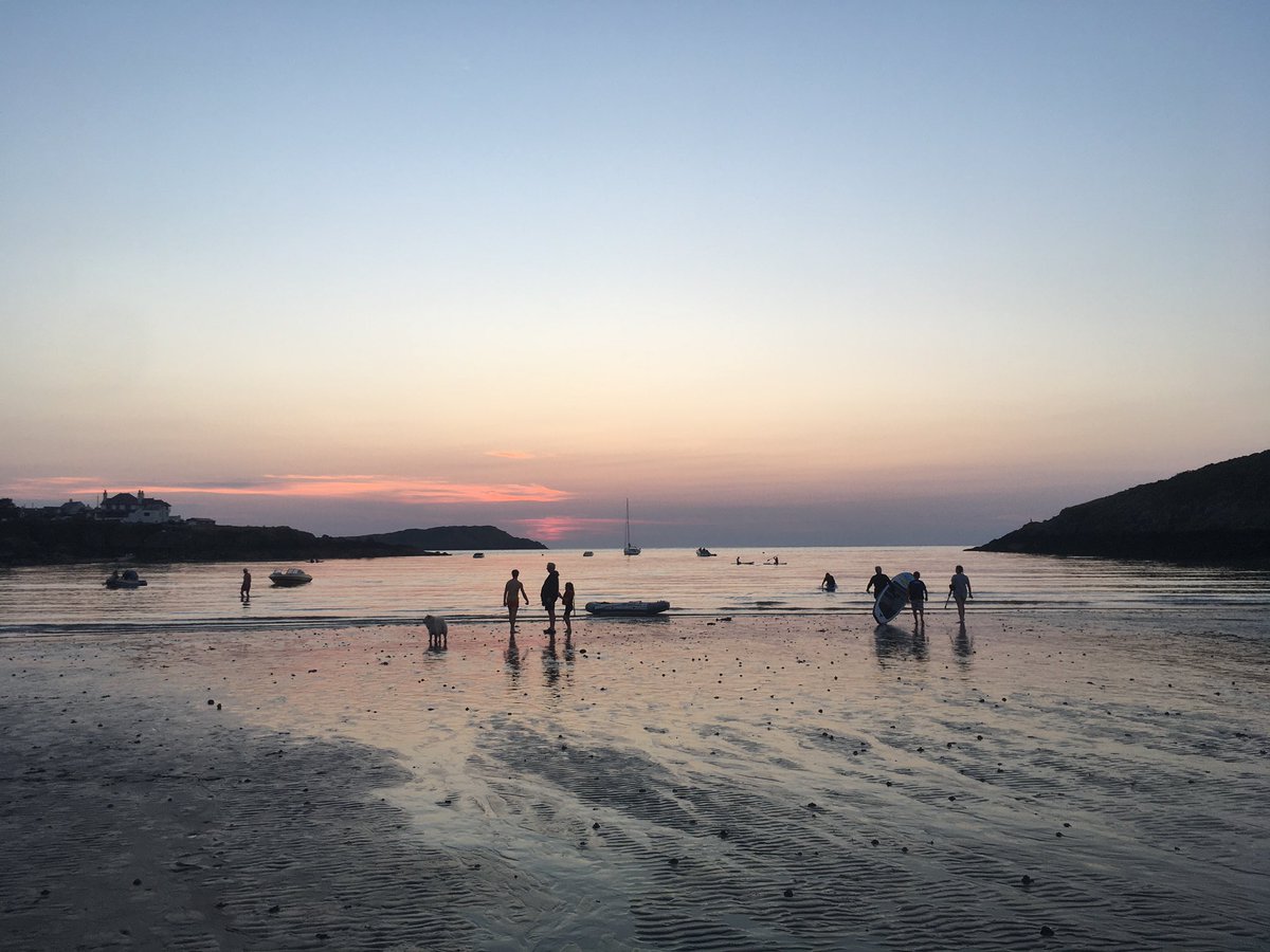 CemlynBay's tweet photo. There’s something simple and special about summer evenings at Cemaes Bay https://t.co/frPBxC6vaK