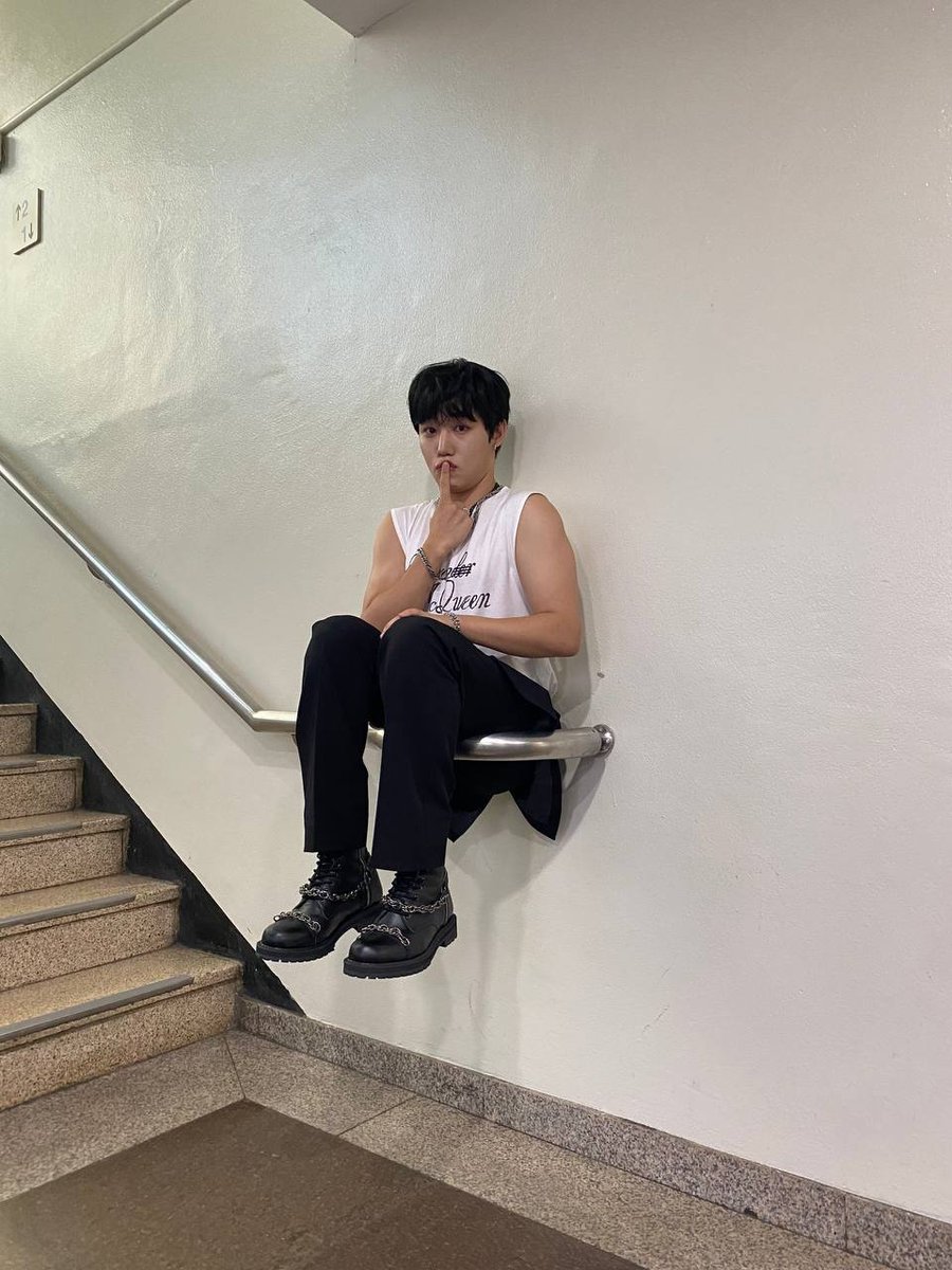 JangjunBrazil's tweet photo. #Hi_NESS 🐮 13.08.2022

"É assim certo?  #MubankEscadas"

  #GoldenChild #골든차일드
 #Jangjun #이장준  @GoldenChild https://t.co/yrYR19odZW
