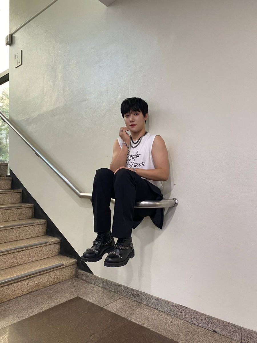 JangjunBrazil's tweet photo. #Hi_NESS 🐮 13.08.2022

"É assim certo?  #MubankEscadas"

  #GoldenChild #골든차일드
 #Jangjun #이장준  @GoldenChild https://t.co/yrYR19odZW