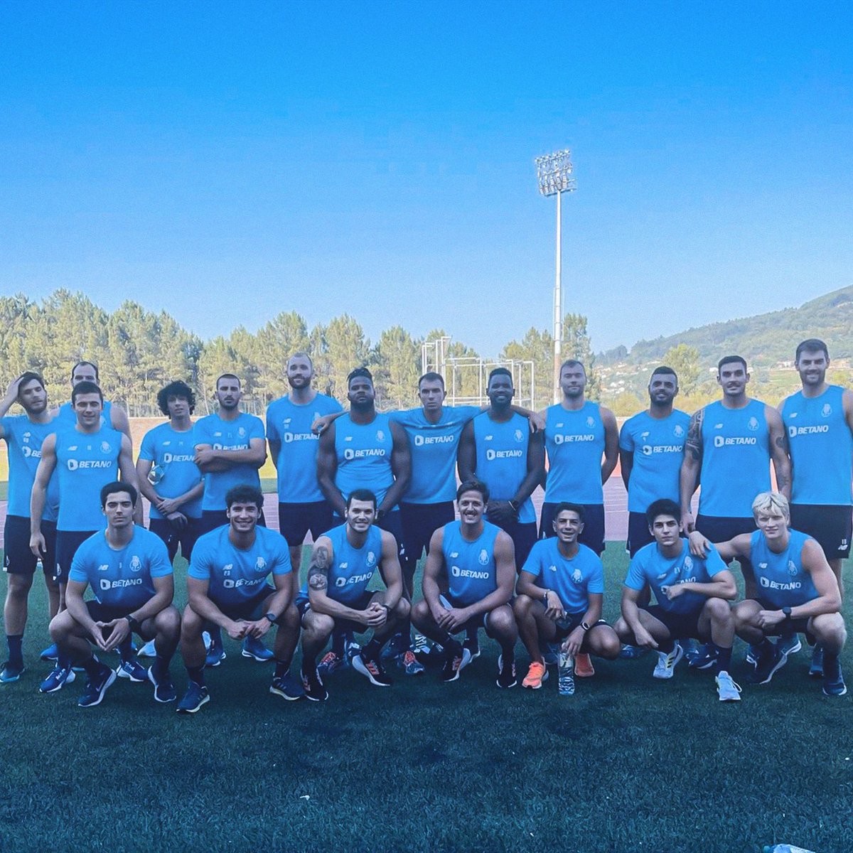 VictorIturriza's tweet photo. Terminou o estágio em Melgaço 🔵⚪
#VictorIturriza4 #Exterminator #FCPorto #PreventSprain #HummelSpain #HummelSport https://t.co/95YFdKDAuk