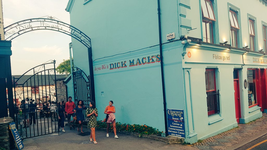 hoekzema59's tweet photo. https://t.co/vg4ZjMIaIm an absolute must go to .. good #vibes at #pub - and more- #dickmacks #dingle #ireland https://t.co/iJdQhcrVhG