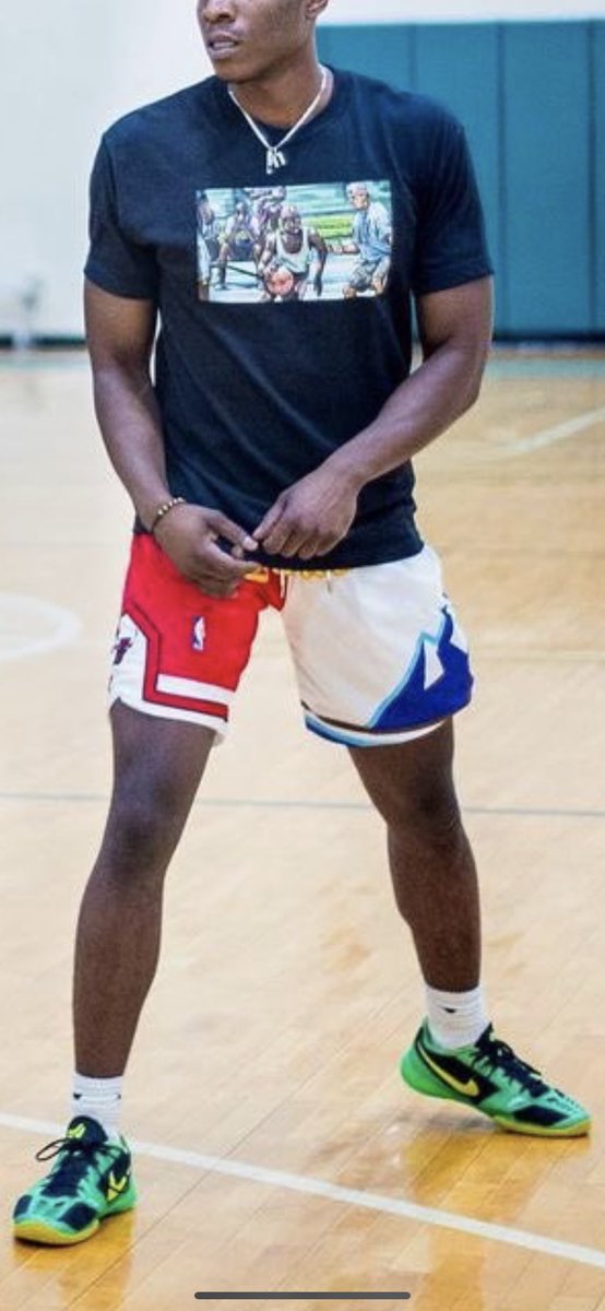 Saint_Marta's tweet photo. @BullNothin @AyoDos_11 Yo, what are these shorts? Canโt be mixing the two. #Bullsin6 https://t.co/sZnXLeRzbu