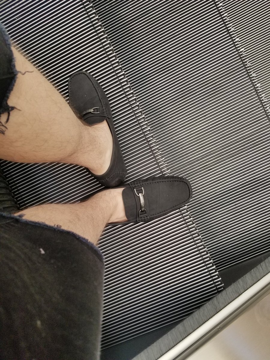 GeekNFreak69's tweet photo. Daddy taking the dogs for a walk....with no socks #RebelRebel #Guess #Feet #OnlyFeet #Onlyfans #DaddyOnSnap https://t.co/9ChMjn83YH