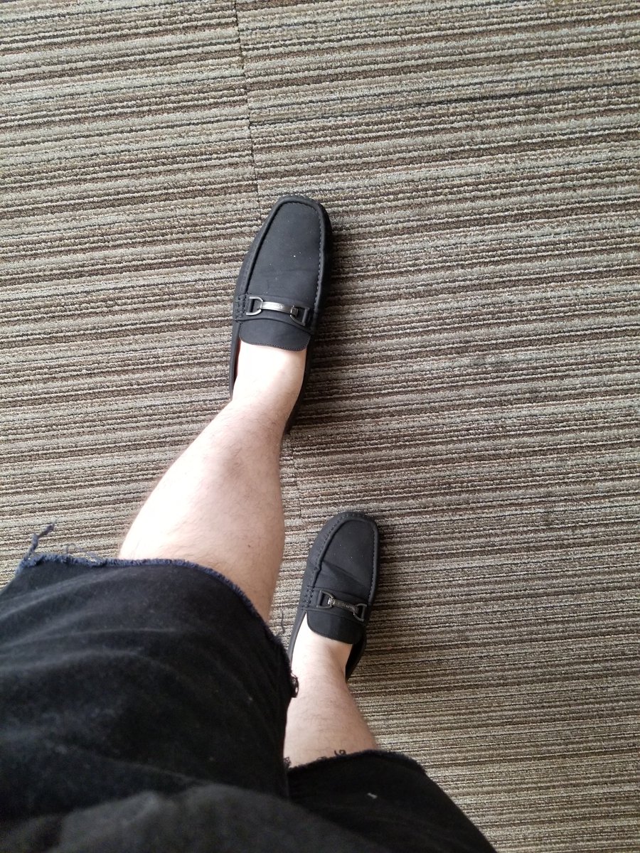 GeekNFreak69's tweet photo. Daddy taking the dogs for a walk....with no socks #RebelRebel #Guess #Feet #OnlyFeet #Onlyfans #DaddyOnSnap https://t.co/9ChMjn83YH