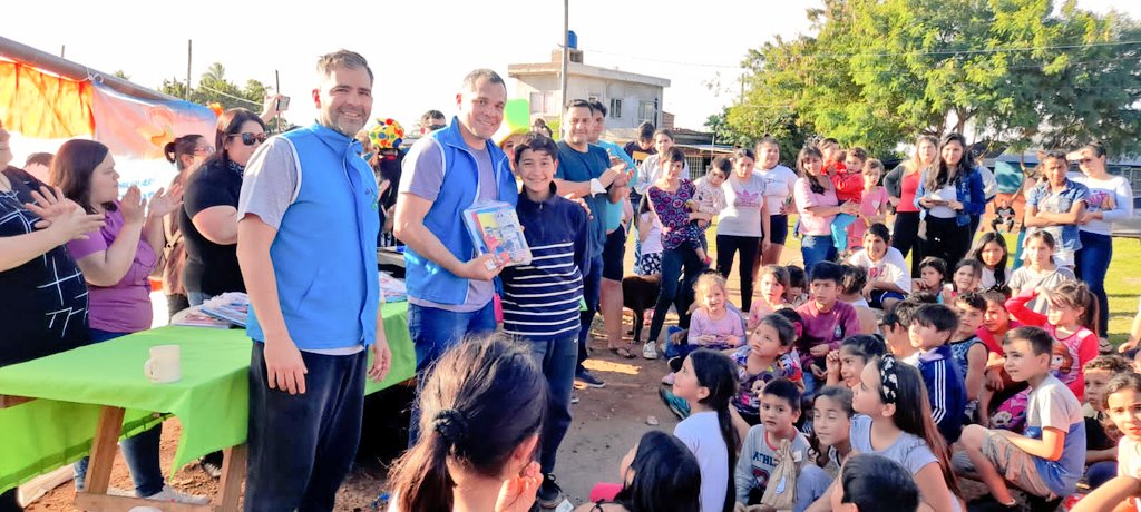 #Hoy 13/8, junto a la Agrupación AD❤MIS
Realizamos actividades y chocolatada con facturas para la gurisada del Barrio "Tacuaritas"
¡Gracias <a href="/cjdechat/">Christian Dechat</a> <a href="/grillo141/">Ruben Dario</a> y <a href="/maidanamis/">Mauricio Maidana ⭐️⭐️⭐️</a> por estar!
<a href="/herrerayflia/">Oscar Herrera Ahuad</a> 
<a href="/passalacquaok/">Hugo Passalacqua</a> 
<a href="/ADOMIS_Misiones/">ADOMIS_Misiones</a> 
<a href="/udpm_misiones/">UDPM</a>
<a href="/chekielon/">Ezequiel Barroso</a> 
<a href="/apariciocarola/">Carola Aparicio</a>