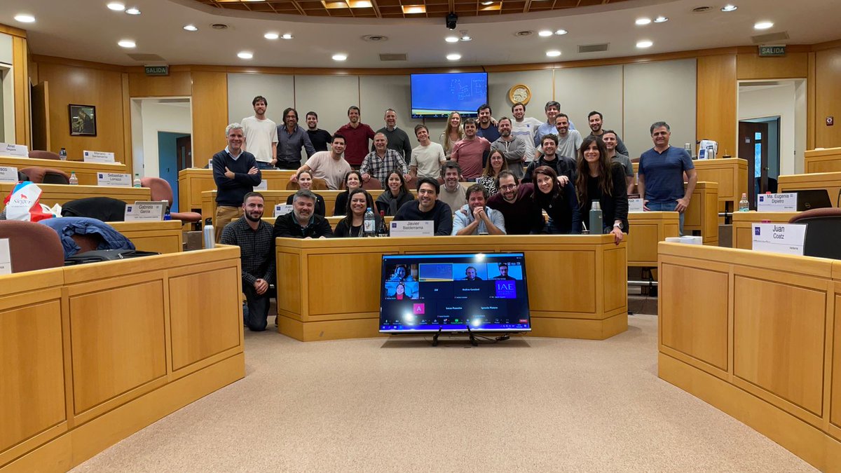 PussettoLucas's tweet photo. Enorme satisfacción y una experiencia sumamente enriquecedora haber compartido estos encuentros hablando sobre economía con el EMBA Regional 2 del @IAE_Austral. Un grupo de alumn@s extraordinario, con actitud y unas ganas enormes de aprender (¡aunque aprendí más yo de ellos!) https://t.co/7sPQ1hvnij