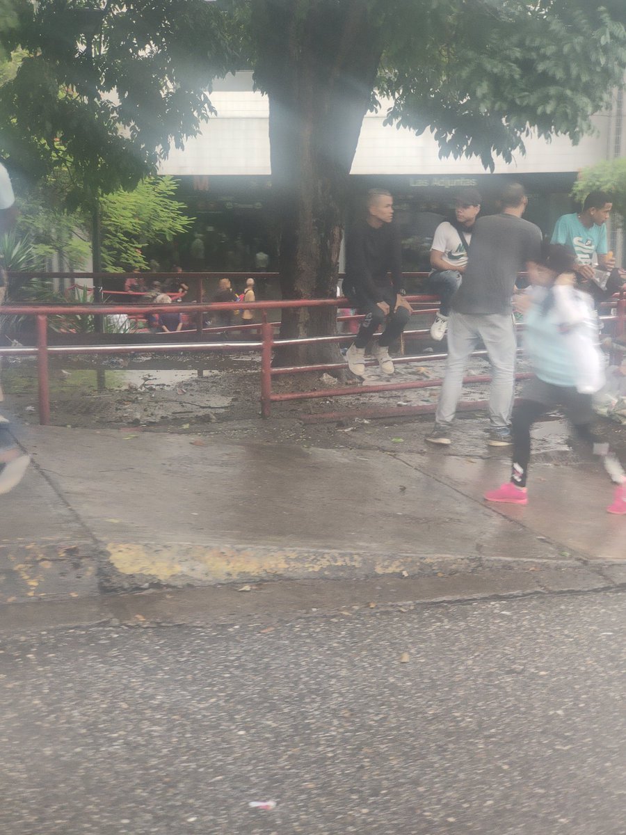 patyvisionary's tweet photo. @metrocomunidad @metroinforme La gente esperando que abran el metro en las adjuntas aunqué se haya restablecido el servicio de luz eléctrica https://t.co/lAkG1aH45y