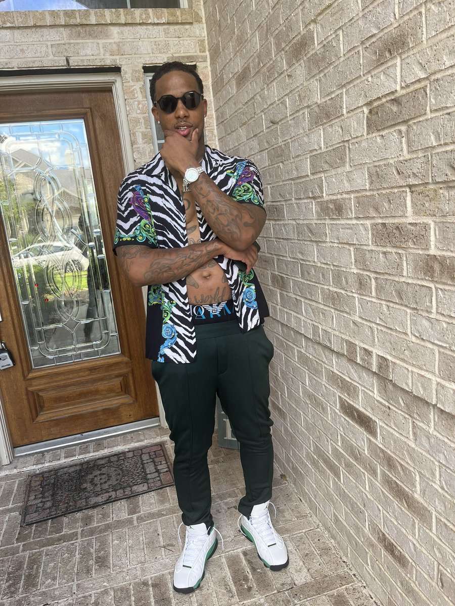 southparktrap's tweet photo. BLESS THE TL👑🔥🏝#viralpost #exploremore #hifashion #htxlife #commentforcomment #likeforlikes #shareforshare #houston #viralreels #independentartist #brandambassador #branding #versace #vouge #airjordan #versacecouture #armaniexchange https://t.co/AvAVGWiQ5G