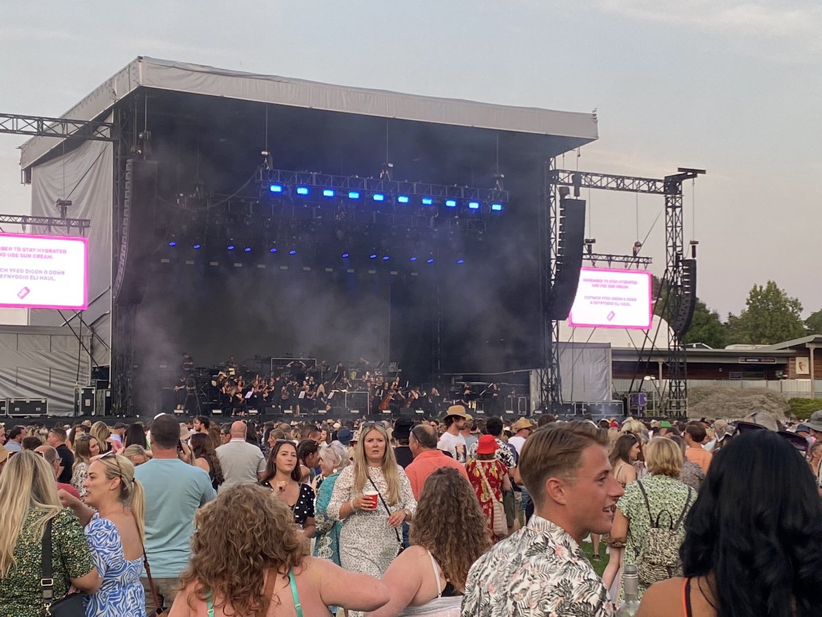 r4ch_arm's tweet photo. Fantastic night with @petetong , thanks also to the Essential Orchestra!! @D34NO_23 @dewimarshhughes @zoemarshhughes https://t.co/1YZ4pxVjYo