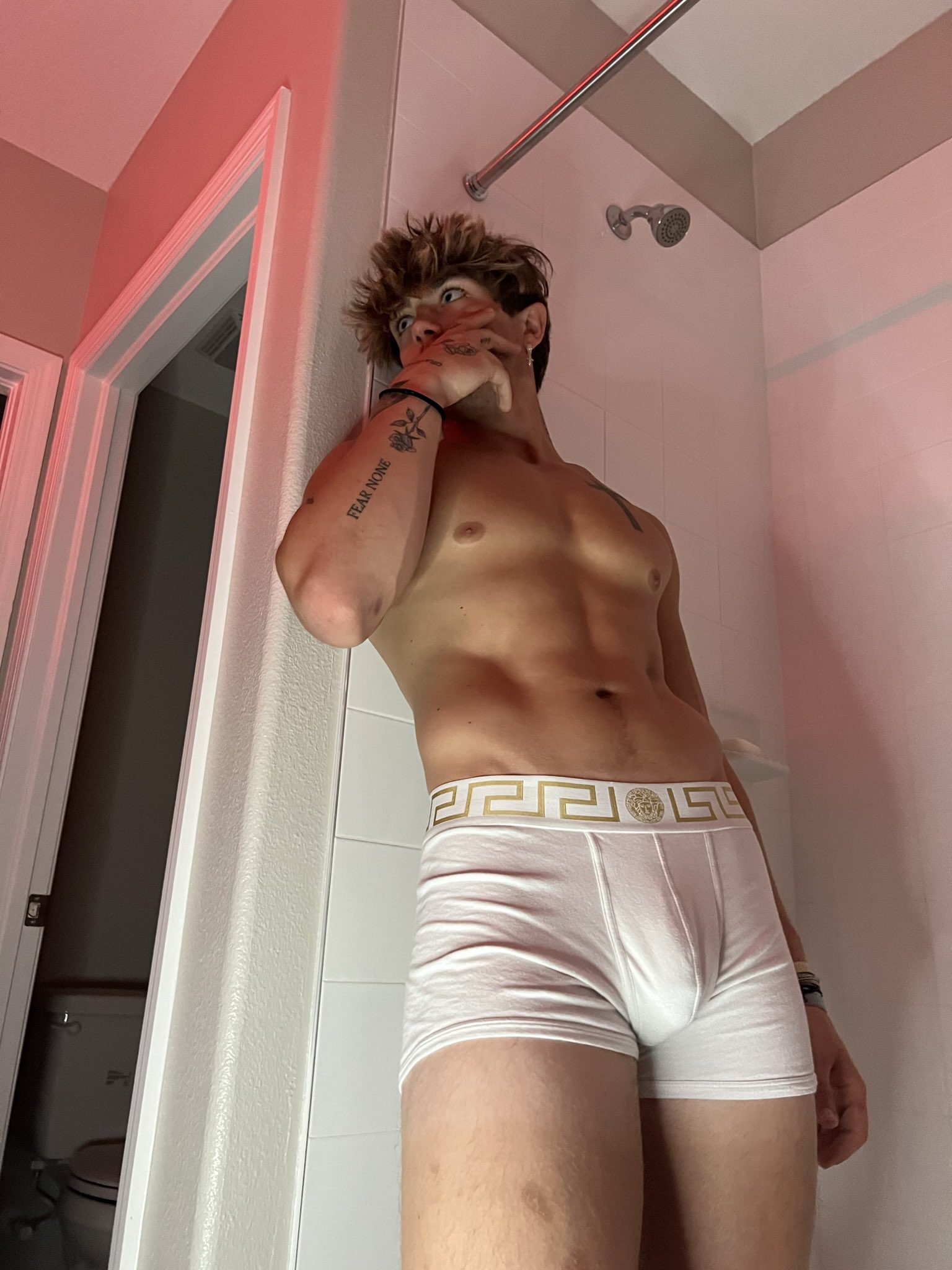 Cmuscle (50% off 🙈) on X: Who wants to cum in the shower with me? 💦  t.cor8s0ooTBKR  X