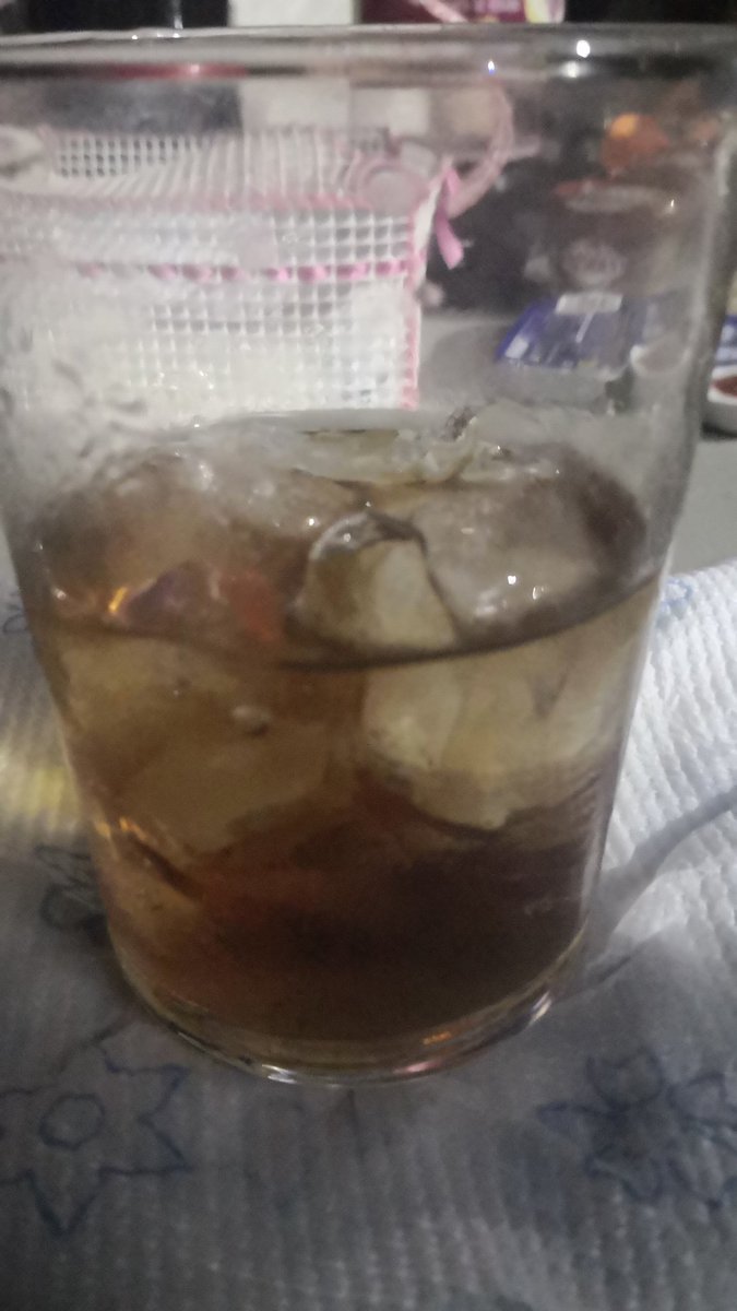 Fansglo's tweet photo. Hola @Mercadona vaya mierda de hielo que vendéis ahora, eso es whisky con hielo derretido🤦‍♀️ https://t.co/ztY269UWV6