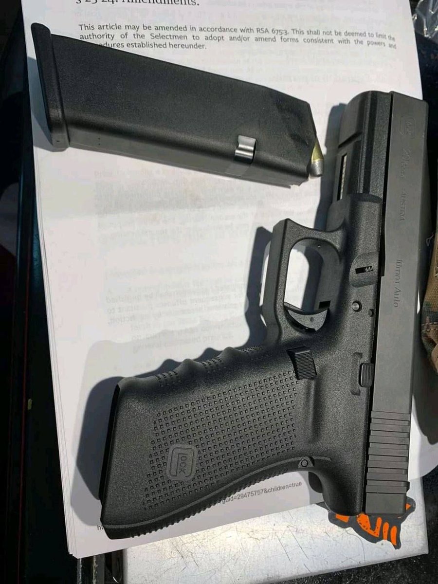 ExoticsWest's tweet image. Glock 20 

Cal 10mm

Price $600

It comes with a full mag guys some big boys are around tap in and let's have a deal rn