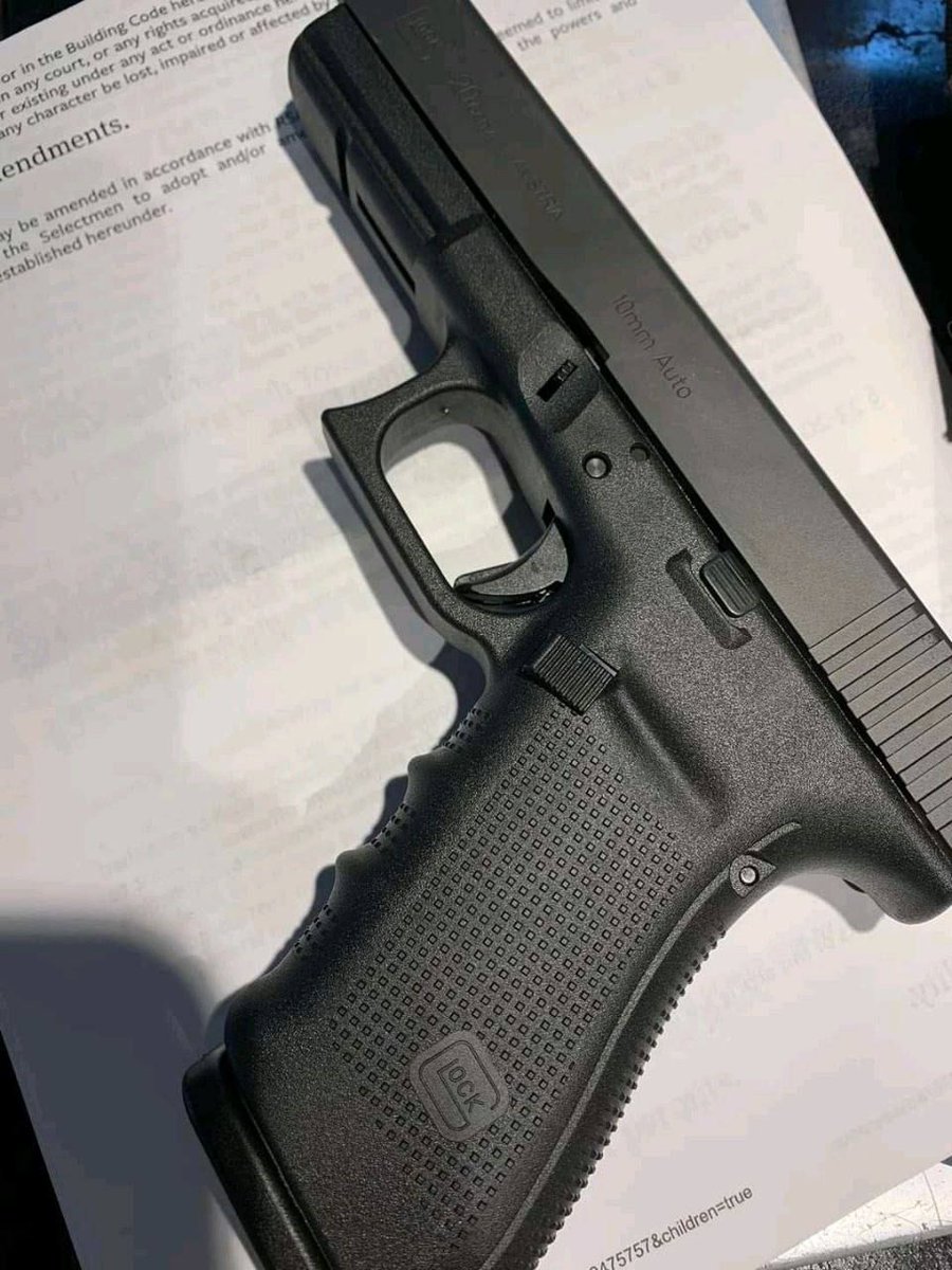 ExoticsWest's tweet image. Glock 20 

Cal 10mm

Price $600

It comes with a full mag guys some big boys are around tap in and let's have a deal rn