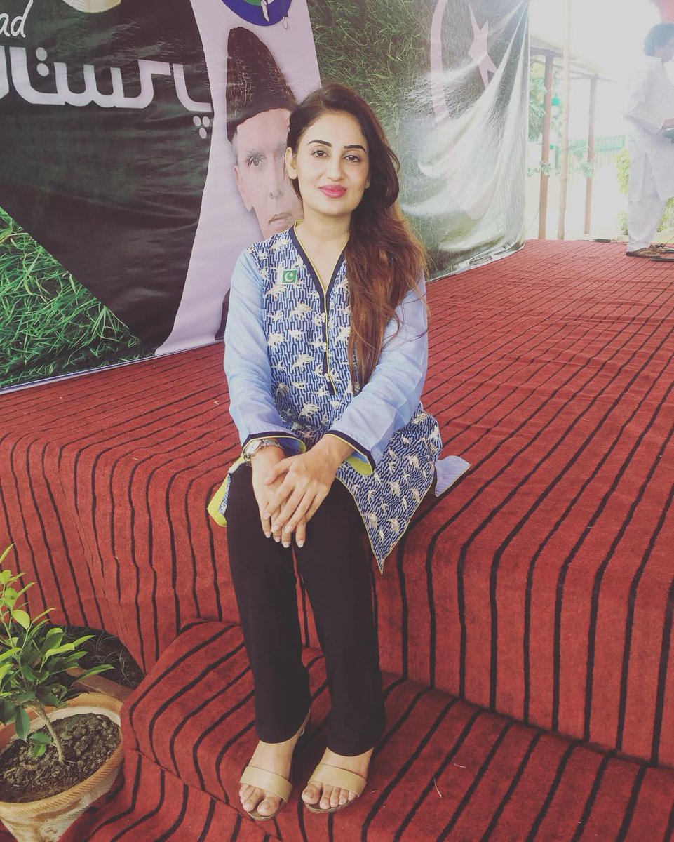 lifelinefarah's tweet photo. My birthday 🎂 16 August ko plz wish 🤞 karan Api @fara_yousaf .
In the #throwback pic of #onthisday from #14Aug2016 #memories 👉 @Farah_Yousaf_fc follow ♥ 👈 https://t.co/Px0Pixo4Oo