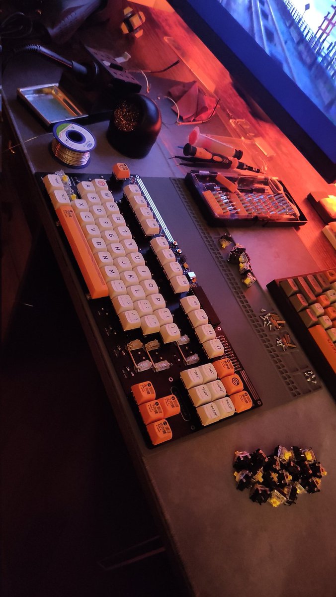 🔸#keyboard night 😴

#mechanicalkeyboard #mechkeyboard #gamingkeyboard #keyboardwireless #keyboards #keeb #keebs #mechanical #rgbkeyboard