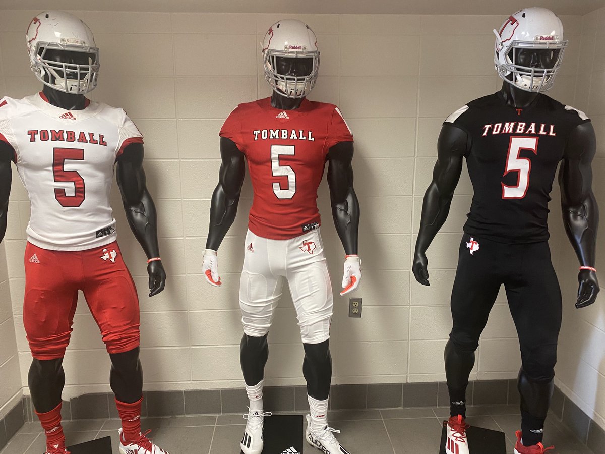 New Friend #3 to FH is now fully dressed and ready to go. “Carson’s Corner” just needs some paint and some lighting and it will be all set. Not a better daily reminder for all of us that“Love Defeats Evil”. 🙏 #CollinsStrong ⁦<a href="/FootballTomball/">Tomball Cougar Football</a>⁩ ⁦<a href="/TISD_athletics/">TISD Athletics</a>⁩