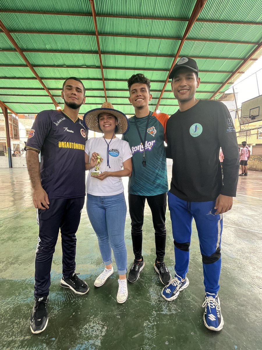 juventud_guatir's tweet photo. Hoy los jóvenes de la comunidad del Calvarito disfrutaron de un día lleno de Cultura y deporte en nuestra #CopaJuventud del Instituto de la Juventud de Zamora
Seguimos tomando espacios para llenarlos de deportes para todos los jóvenes del Municipio. https://t.co/okxUWDhY6J