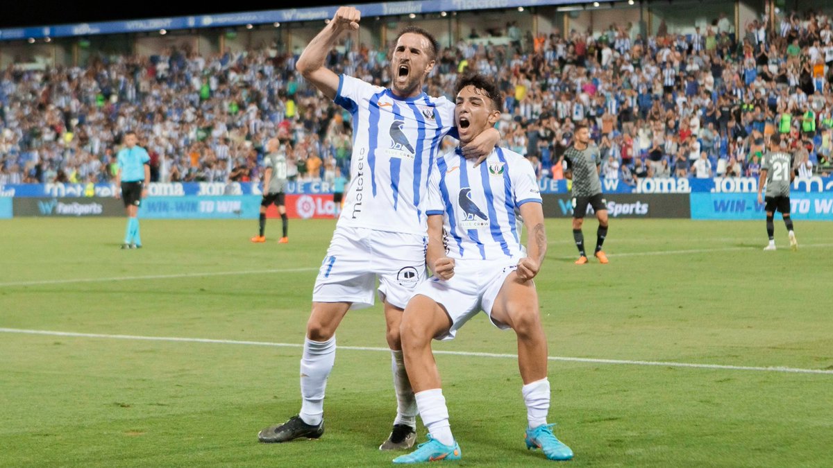 CDLeganes's tweet photo. No hemos comenzado como queríamos, pero el camino no ha hecho más que empezar. Cabeza alta y a seguir.

#GraciasAfición https://t.co/96shKIert8