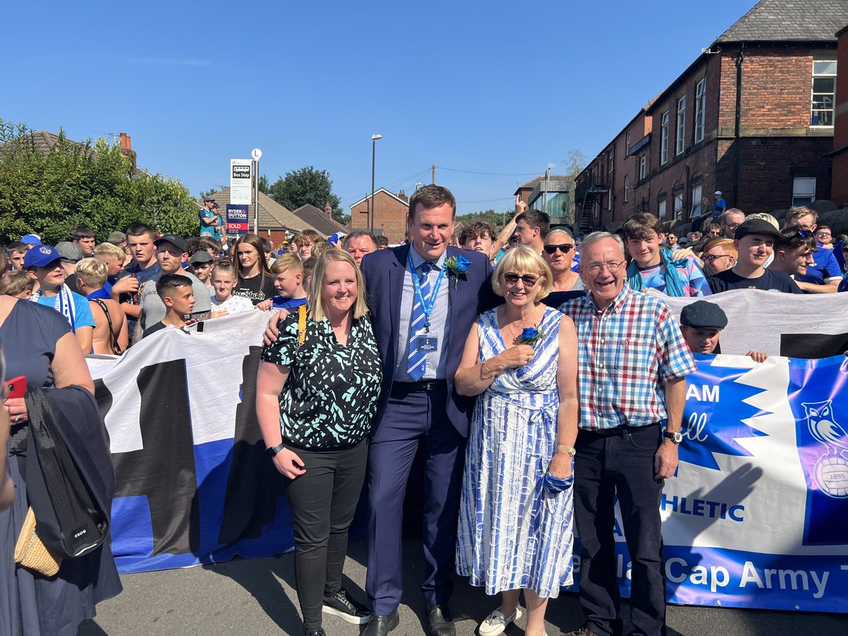 k4shf's tweet photo. Brilliant show of support from @OldhamCouncil for #oafc by joining the procession with the #royle #rothwell family 👍from the leader & CEO this is fantastic #loveoldham #oldhamhour @Harry1Catherall #amandachadderton @TheOldhamTimes @OfficialOAFC 👏 https://t.co/iWU6kaesjL