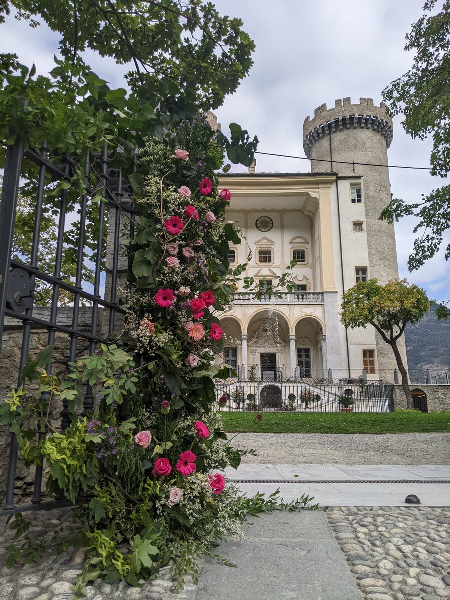 ValentinaBorre's tweet photo. Il #castello di #Aymavilles oggi era vestito a festa... ed era bellissimo: l'éte en feste! @CultureVdA @Valle_dAosta @vvallet67 @guichardaz https://t.co/nk5bX4Qibj