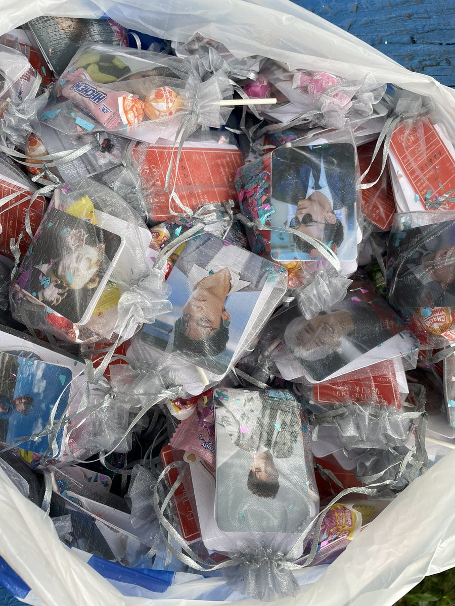 StephanieRodas9's tweet photo. See you in Chicago!

My friends &amp; I are going to handing out freebies.💗

Requirements: Please have a mask on :)
#SVT_WORLDTOUR_BETHESUN #seventeen https://t.co/Ewk1SHas0r
