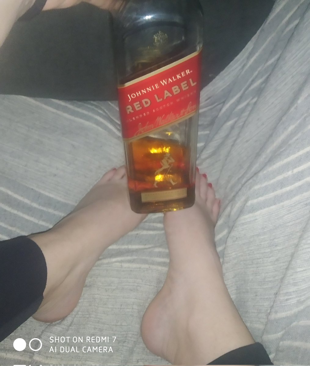 2analyanaly2's tweet photo. Estoy terminandome esta botella q me habéis pagado como buenos peleles q sois, alguien quiere hablar y pasarse por mi verse para q le enseñe un regalito? 
Findom pagafantas pelele cerdo fendom https://t.co/PMT17ggwQ5