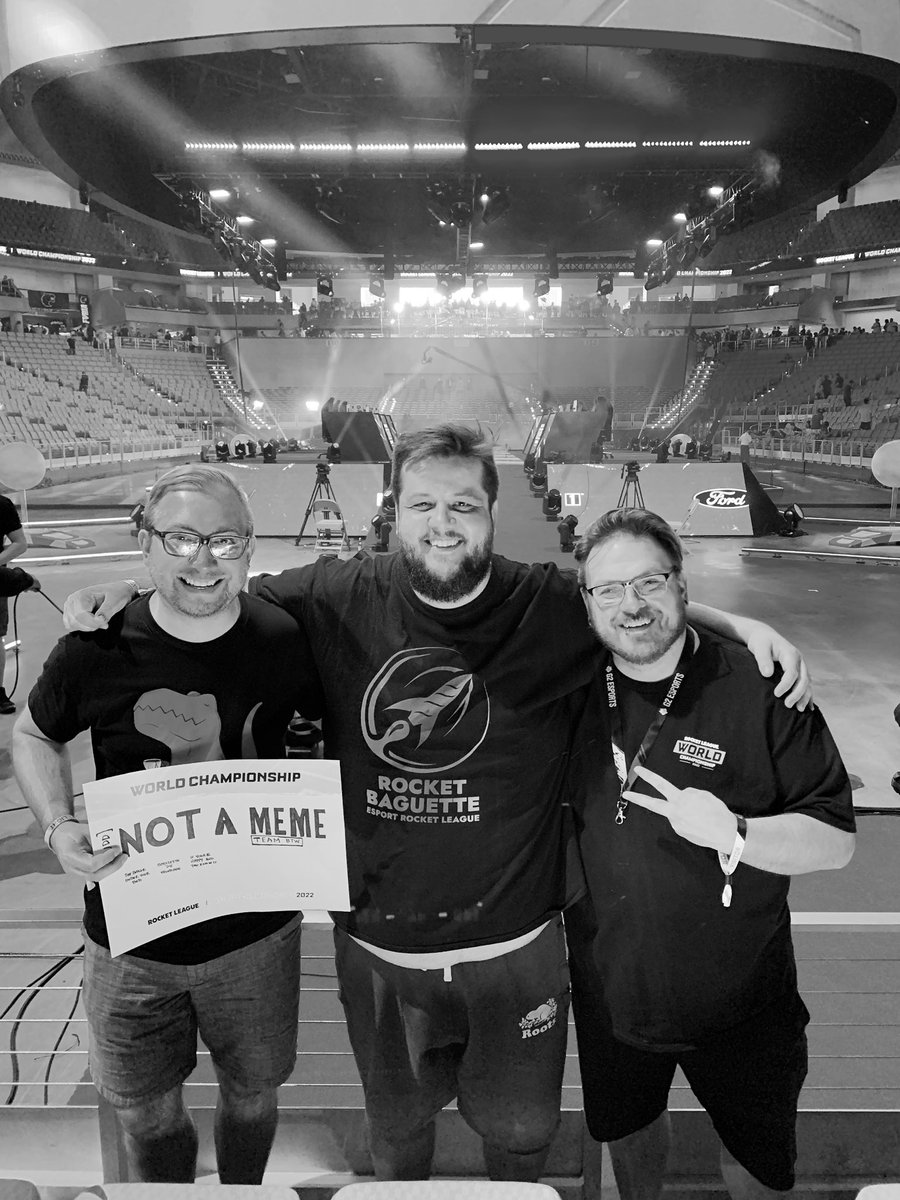 JayFreezy85's tweet photo. Been a great weekend with these guys.  #RLCS #RLCSWorlds https://t.co/YBEE7wVnRJ