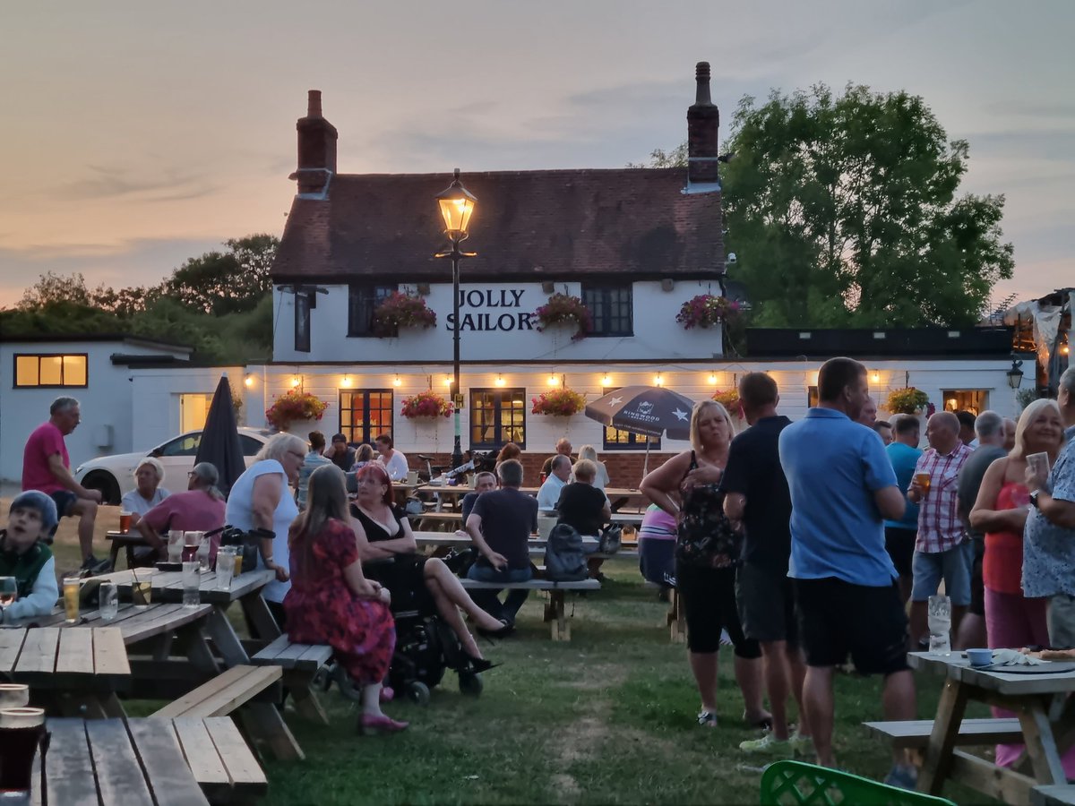 Gilo____'s tweet photo. Awesome &amp; spontaneous night out in the van at #AshlettCreek 
Excellent pub the #jollysailor 
Good food, well priced.  @EstrellaDammEs on tap. Live band &amp; free camping for the night. Excellent waterside walk in to #Calshot &amp; back
More pics on insta tomorrow.
#VanLife #vdubz 🤙🤙🤙 https://t.co/FyuUV3m7Cm