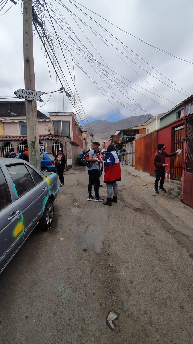 TiaPikachu's tweet photo. Volanteando por él apruebo en el sector bonilla de #antofagasta junto a @criordor @marcemercado también visitamos una olla común en el sector el arenal, Hoy a las 19:00 estaré con el @clubdelecturarebelde en Lectura Constituyente junto a Cristina dorador #AprueboFeliz #apruebo https://t.co/za9qljDzu5