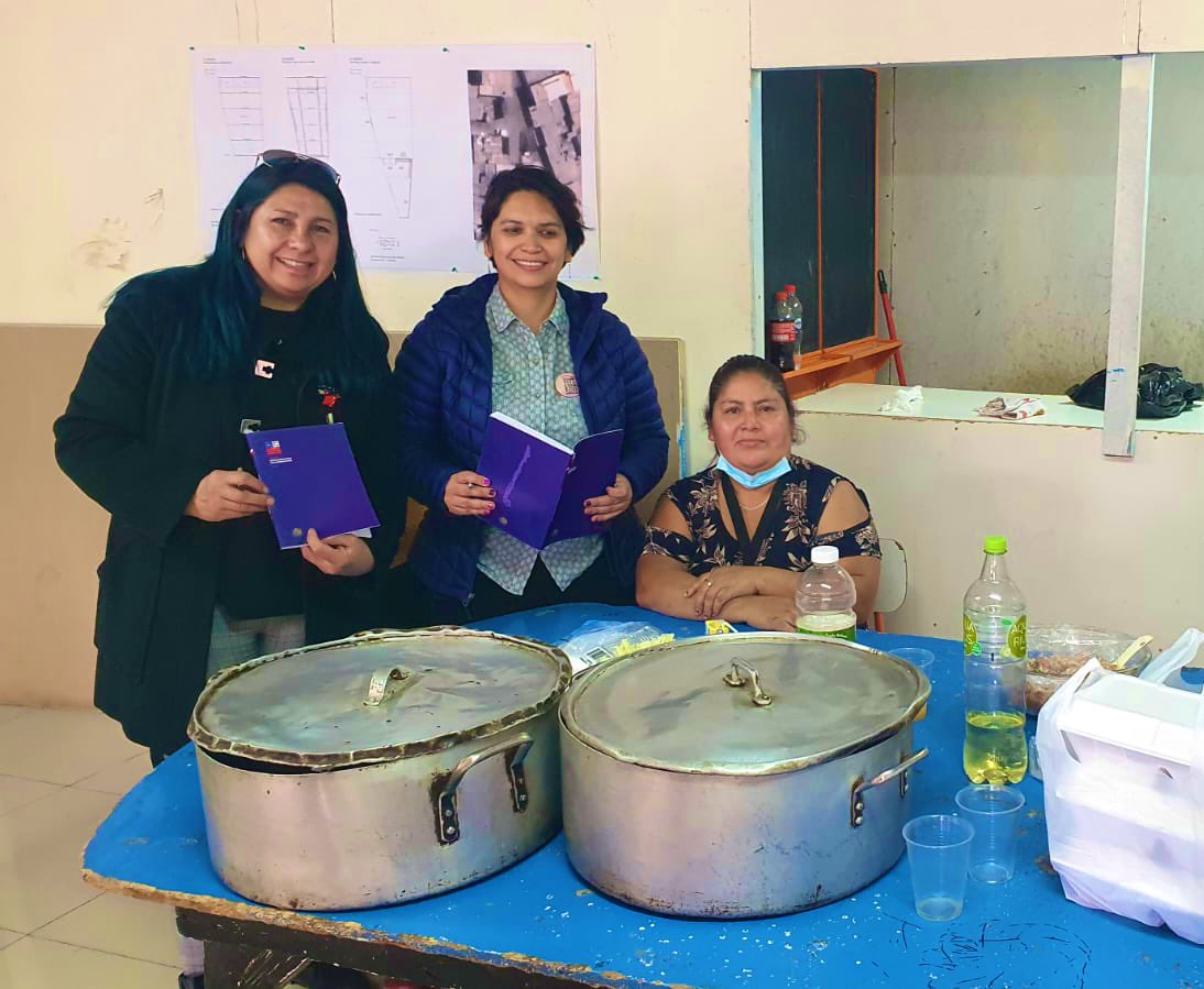 TiaPikachu's tweet photo. Volanteando por él apruebo en el sector bonilla de #antofagasta junto a @criordor @marcemercado también visitamos una olla común en el sector el arenal, Hoy a las 19:00 estaré con el @clubdelecturarebelde en Lectura Constituyente junto a Cristina dorador #AprueboFeliz #apruebo https://t.co/za9qljDzu5