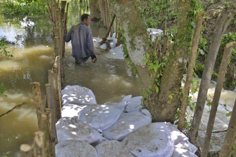 Hoy filtraciones del río Magdalena afectan a Palmar de Varela. Hacemos un llamado a la <a href="/UNGRD/">UNGRD🇨🇴</a>  <a href="/Cormagdalena/">Cormagdalena</a> <a href="/Gobatlantico/">Gobernación Atlántico</a> y la <a href="/AlcaldiaPalmar/">Alcaldía Palmar de V</a> entidades competentes  para dar las soluciones inmediatas que se requieren para evitar una  tragedia como la vivida en el 2010.