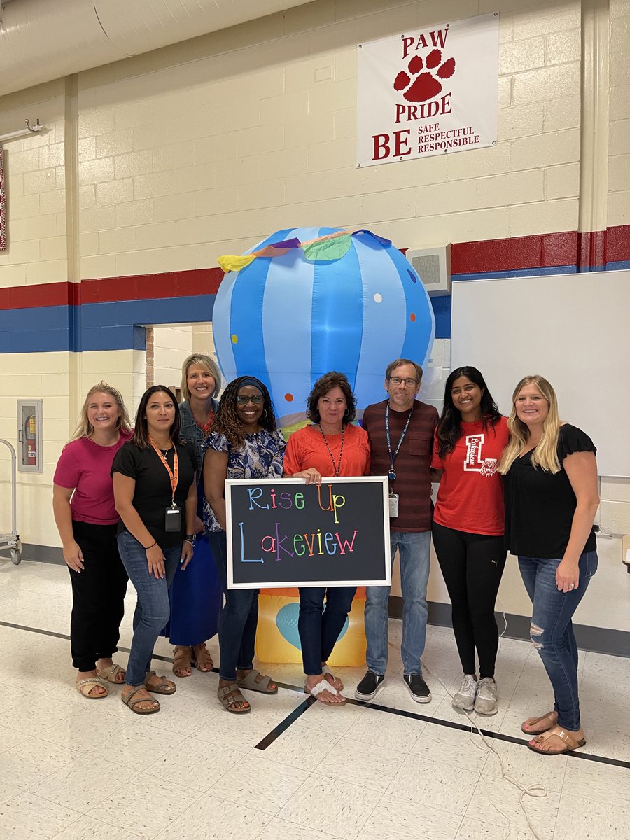 celestefoley21's tweet photo. Love being part of such an amazing team at Lakeview!! Lead by awesome adminstrators, Kelly and Kristina! #district54 #lakeview https://t.co/pCMBgqqNkc