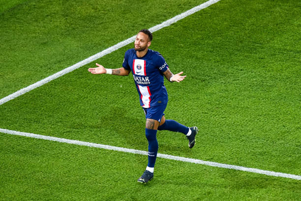 Agora é oficial, Mbappe é quem bate os pênaltis no PSG. Claramente isso é coisa de contrato, pois em nenhum clube do mundo que tenha Neymar, ele seria o segundo cobrador, nenhum!!
Parece que por causa do contrato, Mbappe é o dono do PSG!! 🤬🤬