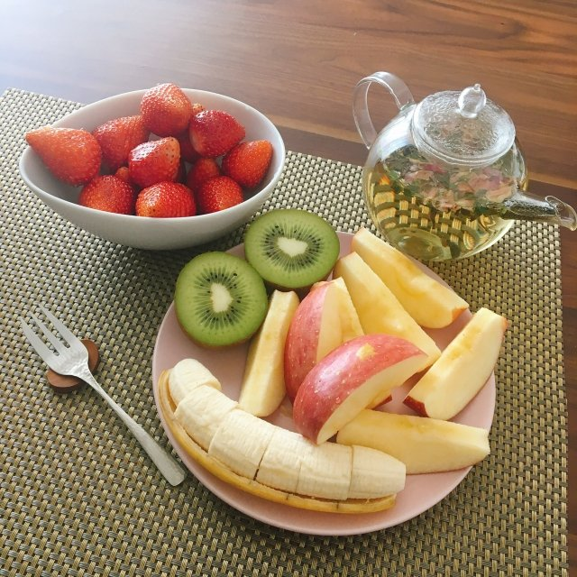 datsumetaboroom's tweet photo. 【夕食がおそくなるなら太らないおやつを🧀】
食事の時間があくと次の食事の食べ過ぎにつながります

おすすめのおやつは「ナッツ」「ヨーグルト・チーズ・たまご」「ビターチョコレート」「果物」など

好きなものを選んで小腹を満たしておくと夕食の食べ過ぎ防止に。

#健康 
#ダイエット https://t.co/RyW3I09xaN