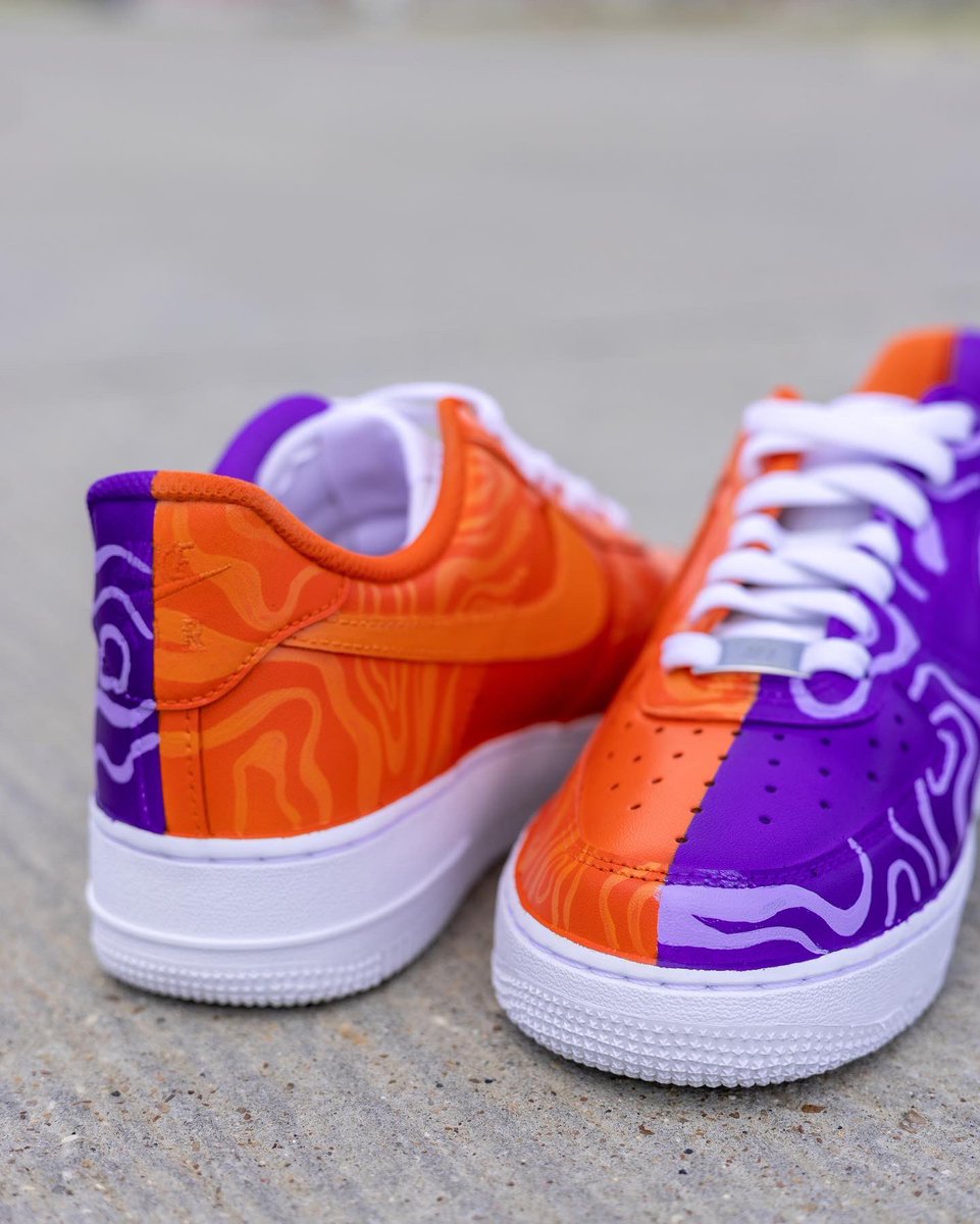 jada_theblock's tweet photo. 50/50 Forces๐๐งก๐คช #customshoes #femaleownedbusiness #airforce1custom #angelus #sneakerhead #womeninsneakers #customizer #nike #angeluspaint #sneakerart #jadafromtheblock #sneakerartist #smallbusinessowner https://t.co/bxPS8RD7VH