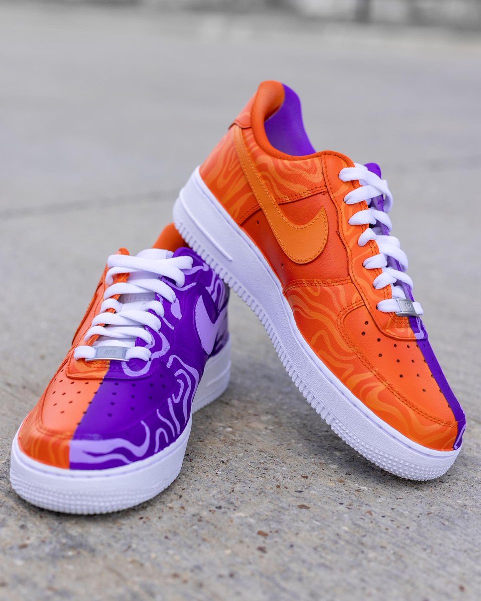 jada_theblock's tweet photo. 50/50 Forces๐๐งก๐คช #customshoes #femaleownedbusiness #airforce1custom #angelus #sneakerhead #womeninsneakers #customizer #nike #angeluspaint #sneakerart #jadafromtheblock #sneakerartist #smallbusinessowner https://t.co/bxPS8RD7VH