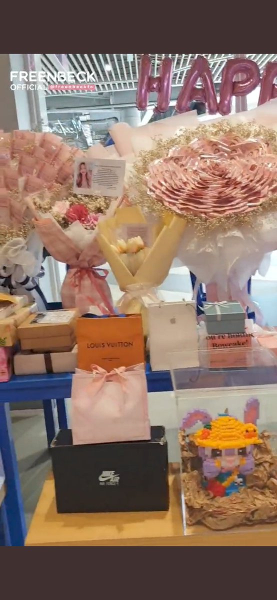 FreenSarochaM's tweet photo. Here🤩 Our Myanmar fans's BD gifts🥺 
Myanmar fans Love you so so much ka💞😘🤍
Hope you like it naka Honey 🤍 @srchafreen #srchafreen #FreenSarocha 
Pic ©® @freenbeckfc https://t.co/RbR4E6ZF11