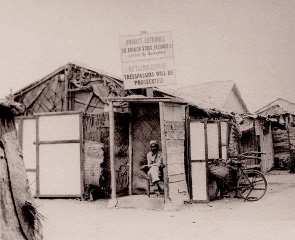 AdilNajam's tweet photo. 🧵Happy 75th, #Pakistan💚

For any who plan to spend the day reminding themselves how bad things are today (yes, its not particularly bright right now), a reminder of what it looked like when we started: Karachi Stock Exchange @KhiStock in 1947, and now:

#KhayalRakhna خیال رکھنا https://t.co/5yRy3jcx3x