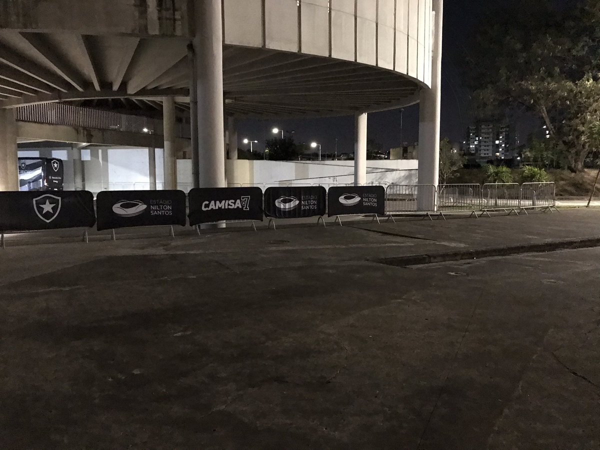 sergiostn_'s tweet photo. Algo chato:
Era comum que alguns sócios selecionados ficassem perto da saída do ônibus pra ver a chegada dos jogadores. Isso não será mais possível porque o gerente do estádio “isolou” a área, não deixando mais torcedores passarem. Time ainda mais afastado do torcedor. #lanceBOT https://t.co/PFpbuhh7TC