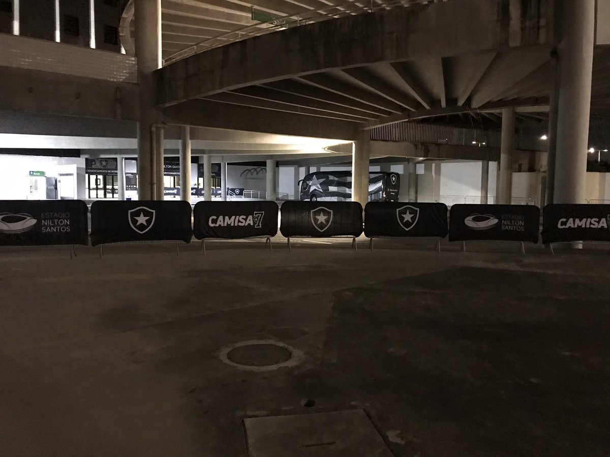 sergiostn_'s tweet photo. Algo chato:
Era comum que alguns sócios selecionados ficassem perto da saída do ônibus pra ver a chegada dos jogadores. Isso não será mais possível porque o gerente do estádio “isolou” a área, não deixando mais torcedores passarem. Time ainda mais afastado do torcedor. #lanceBOT https://t.co/PFpbuhh7TC