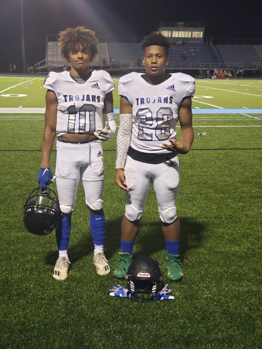 SmurfCarter28's tweet photo. Me and my lil cuz @RLunz10 after the Collins scrimmage tough game but we will bounce back.
#Trojans
#FootballBullies
#CLC
#CarterLunzCrew https://t.co/xwaMPxpHHd