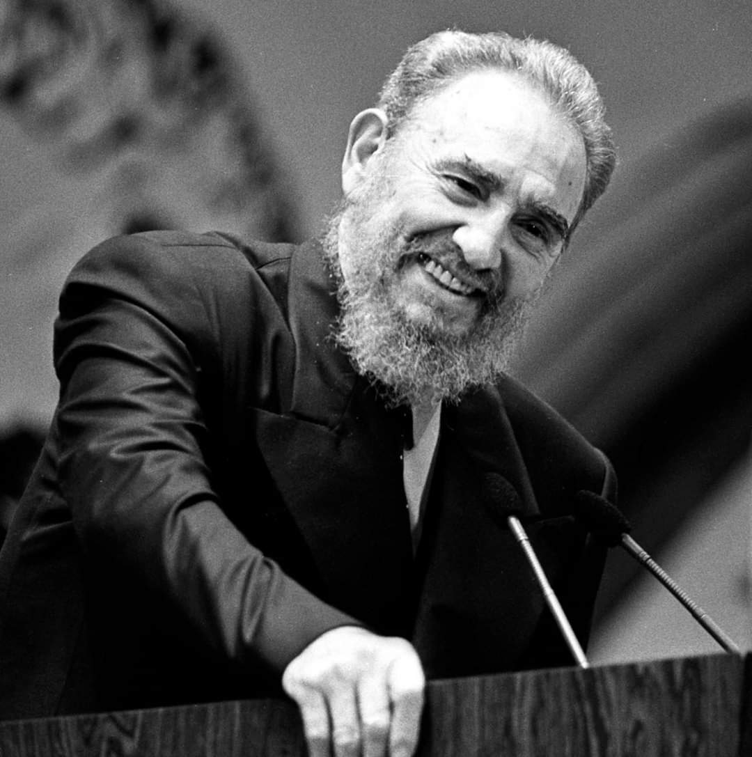 «Pero sus enemigos no dicen que no fue por posar para la Historia que puso el pecho a las balas cuando vino la invasión, que sobrevivió a seiscientos treinta y siete atentados, que su contagiosa energía fue decisiva para convertir una colonia en patria»

96...🥳

#FidelPorSiempre