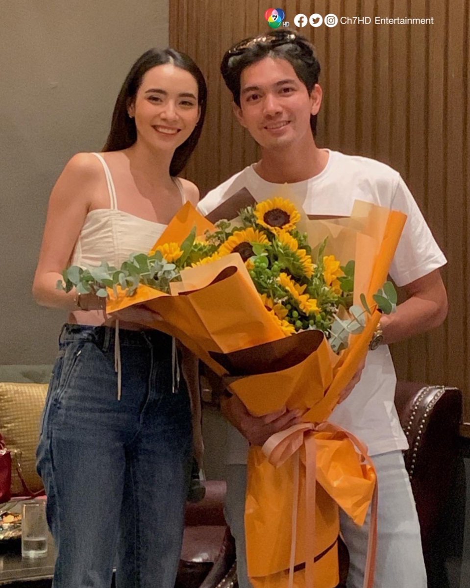 ความสัมพันธ์แบบดอกทานตะวัน🌻
ที่หันไปมองดวงอาทิตย์เสมอ
หันมาเมื่อไหร่ก็เจอ...
ความสัมพันธ์แบบดวงอาทิตย์🌞
อบอุ่น เป็นพลังงานแก่ทานตะวันเช่นกัน
เป็นความสัมพันธ์ที่สำคัญ หนักแน่นและยากจะหาเจอ
ใจดีกับความสัมพันธ์ของพวกเค้าด้วยนะคะ
#เข้มมุก
#เข้มหัสวีร์ 
#มุกดานรินทร์รักษ์