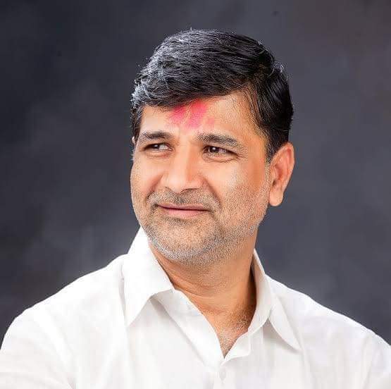 SRDspeaks's tweet photo. शिवसंग्राम पक्षाचे अध्यक्ष, माजी आमदार विनायक मेटे यांच्या अपघाती निधनाची घटना धक्कादायक व दुःखद आहे. कुठलीही राजकीय पार्श्वभूमी नसताना मेटे साहेब यांनी चळवळीतून आपले नेतृत्व सिद्ध केले. मराठा समाजाचा एक बुलंद आवाज आज काळाच्या पडद्याआड गेला. त्यांना भावपूर्ण आदरांजली!🙏🏻 https://t.co/8y9VSkaH8x
