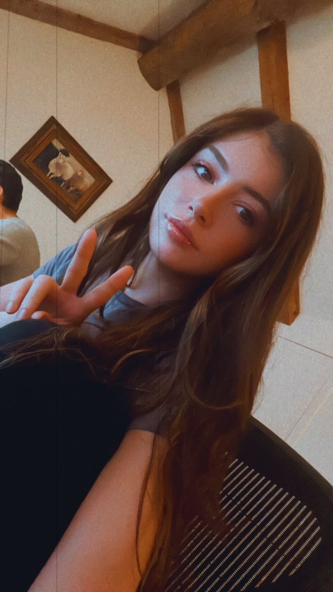 Chrissy Costanza tweet media