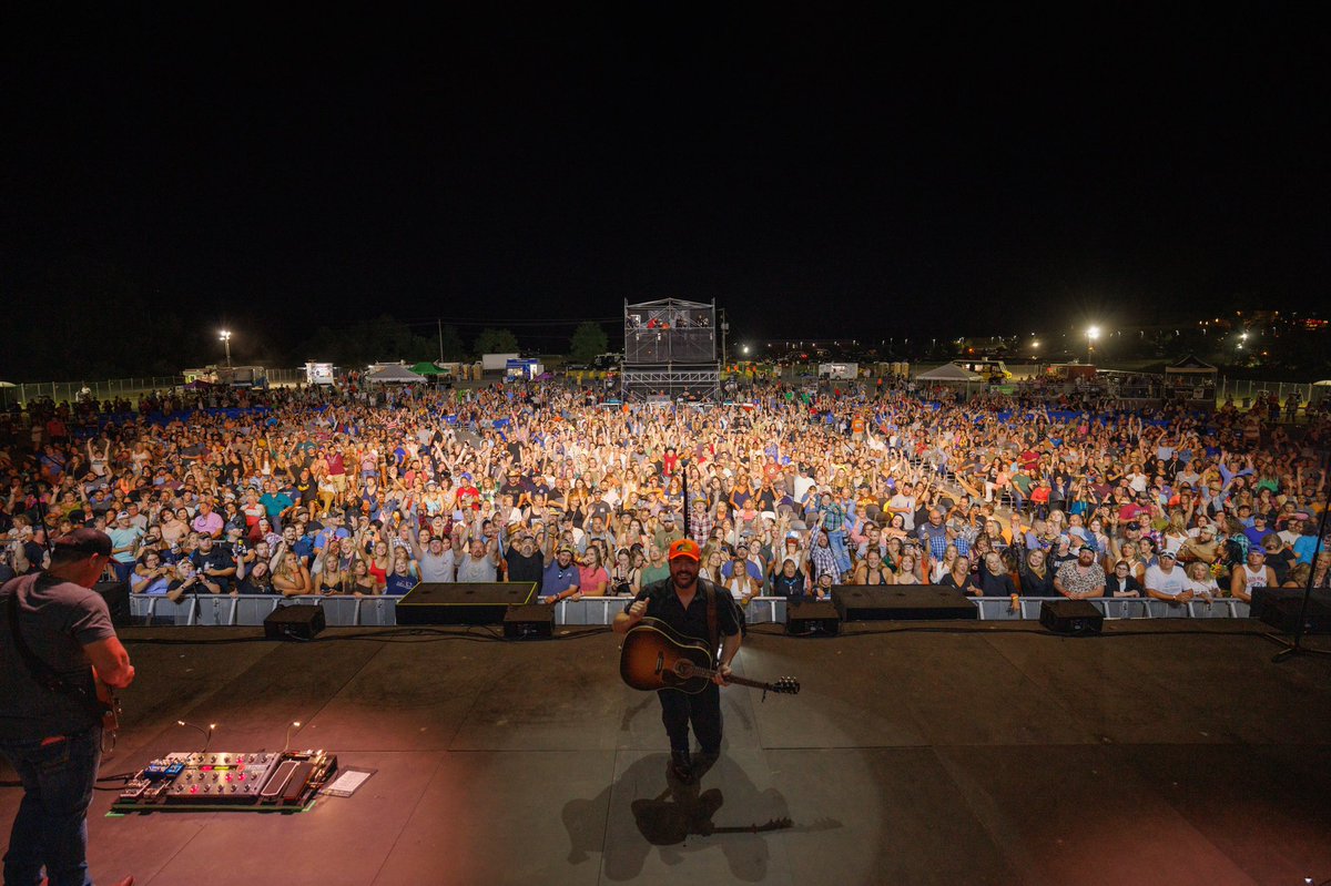 ChrisYoungMusic's tweet image. Boom! #PA #ATTHEENDOFABAR