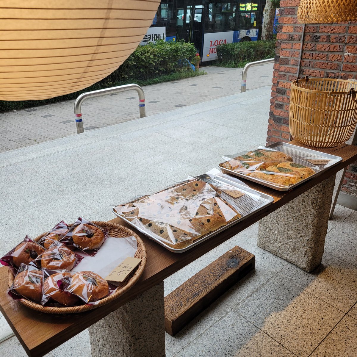 hanshokuka_sako's tweet photo. 📍ソウル・孔陵

「파운드그레도」
🍴앙버터빵

📝地元の人気店🍞スイーツパンからお総菜パンまで豊富な種類！2階にもイートインスペースあり✨

🚃⑦号線 공릉(コンルン)駅1番出口から徒歩4分
🚕서울 노원구 동일로 1102 1층

#韓国旅行 #韓国グルメ
 #韓国パン #韓食家_sako https://t.co/uEvCYWtWJa
