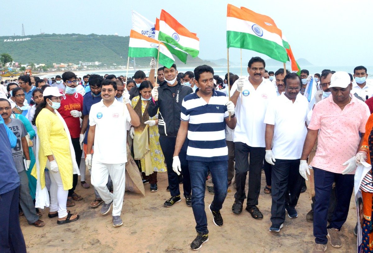 GVMC_VISAKHA's tweet photo. Sagara Theera Swachhata 5th Episode in Visakhapatnam Beach. Collector, Commissioner and other officials, public, NGOs participated with the spirit of Azadika Amrith Mahotsav.
#SwachSagarSurakshitSagar
#swachhsagarsuraksitsagar 
#AzadiKaAmritMahotsav 
#HarGharTiranga https://t.co/wlMwIgZG34